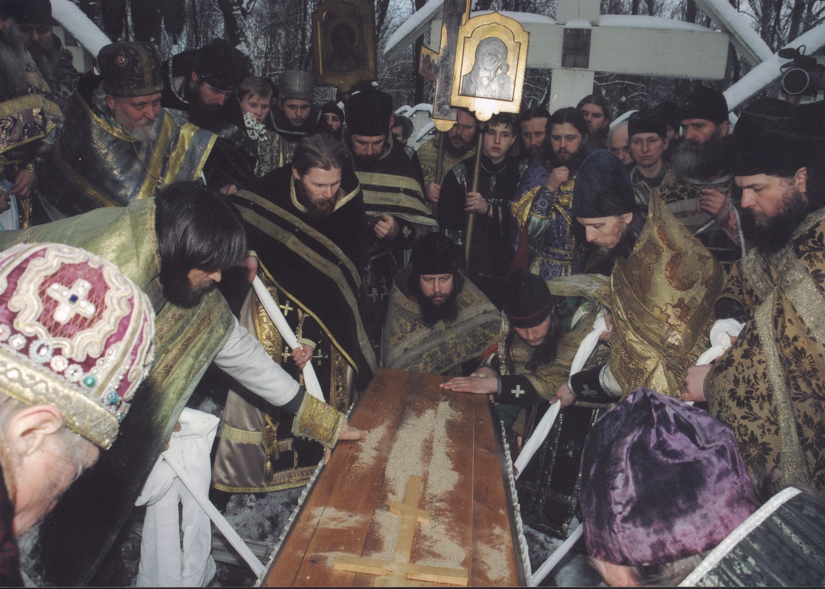 Фото с погребения владыки Алимпия